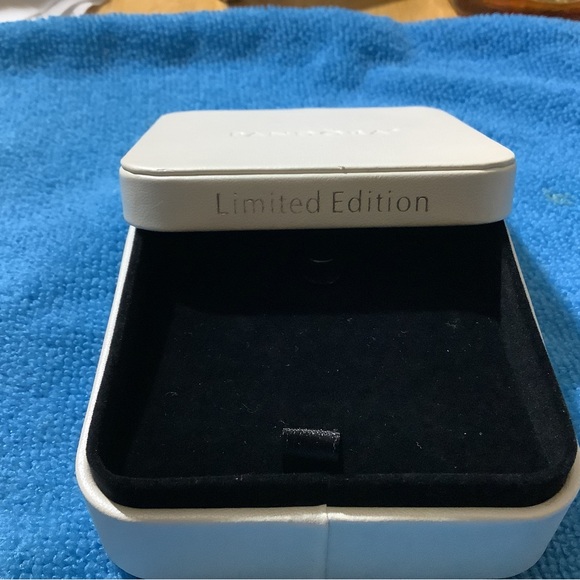 Pandora empty box - Picture 2 of 2